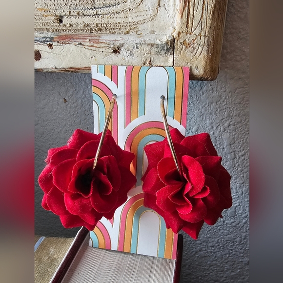 Red Rose Hoop Goldtone Earrings New Without Tags - Picture 5 of 8